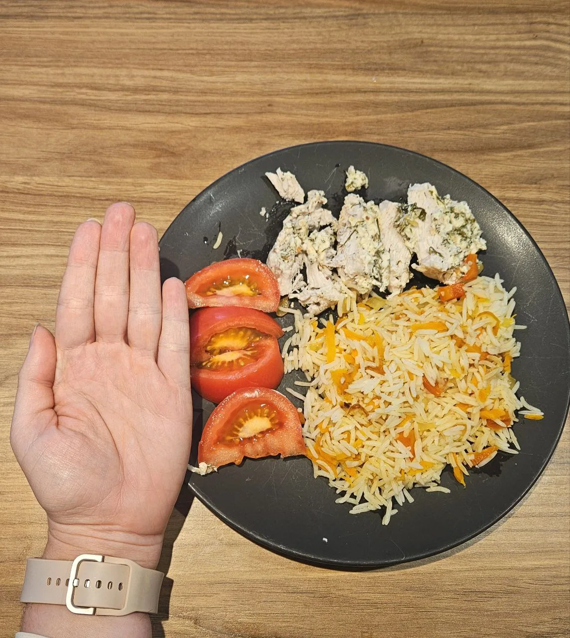 Portretowe zdjęcie o nieczytelnym tekście, użyte jako ilustracja przy kalkulatorze kalorii i temacie nadwagi Portretowe zdjęcie o nieczytelnym tekście, użyte jako ilustracja przy kalkulatorze kalorii i temacie nadwagi