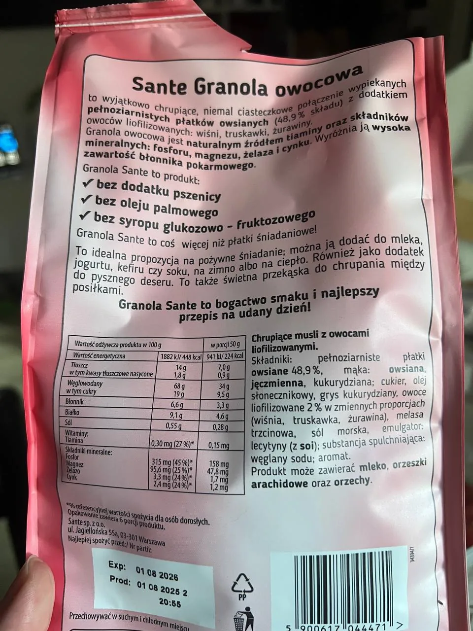 Zbliżenie na opakowanie granoli śniadaniowej z owocami jako przykład produktu zbożowego w diecie odchudzającej Zbliżenie na opakowanie granoli śniadaniowej z owocami jako przykład produktu zbożowego w diecie odchudzającej