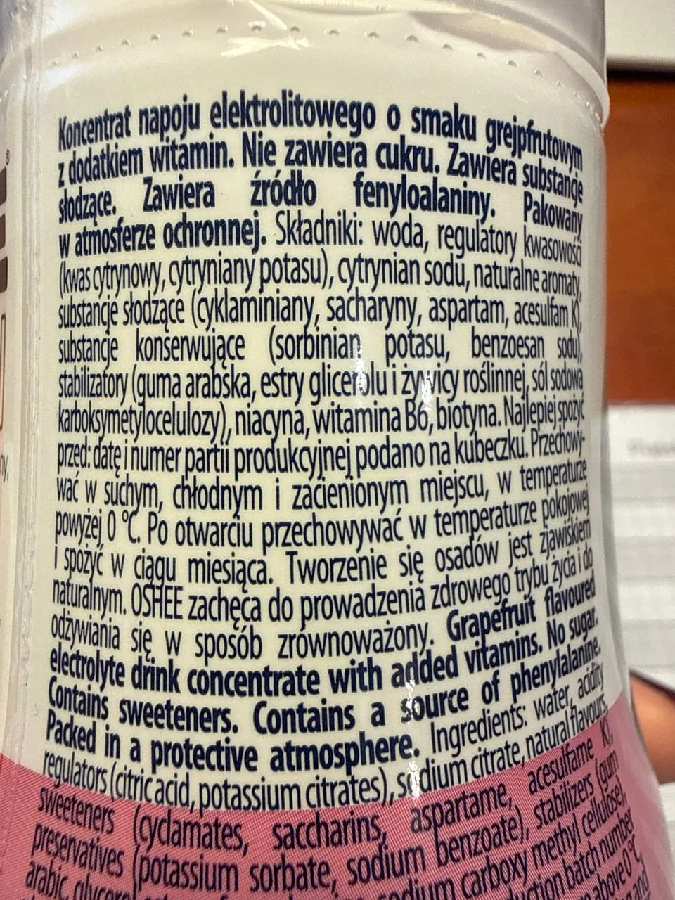 Zbliżenie etykiety napoju elektrolitowego bez cukru z opisem składu na butelce Zbliżenie etykiety napoju elektrolitowego bez cukru z opisem składu na butelce