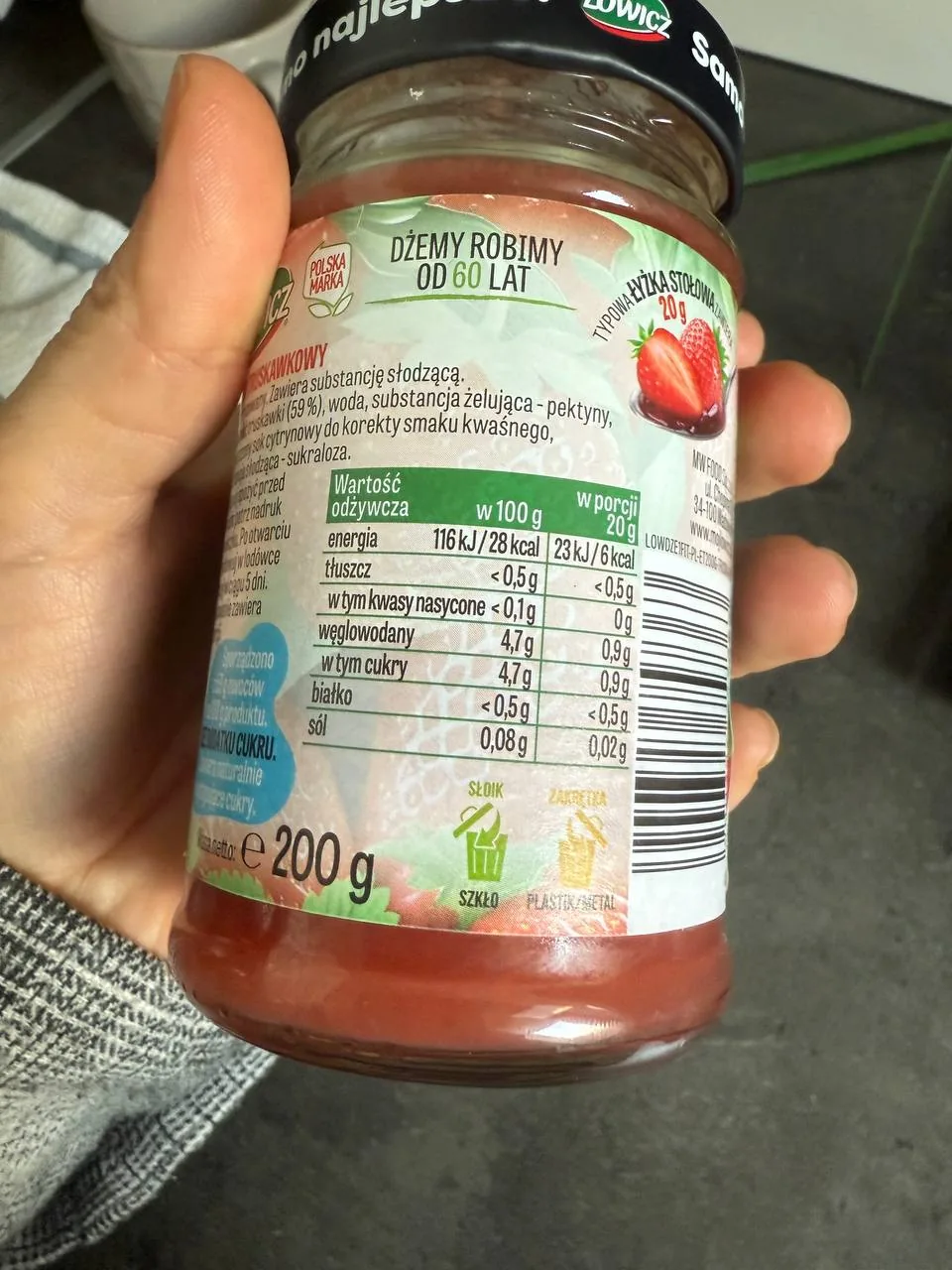 Zbliżenie na etykietę produktu spożywczego z nieczytelnym tekstem, użyte jako ilustracja przy informacjach o receptach na leki w Polsce Zbliżenie na etykietę produktu spożywczego z nieczytelnym tekstem, użyte jako ilustracja przy informacjach o receptach na leki w Polsce