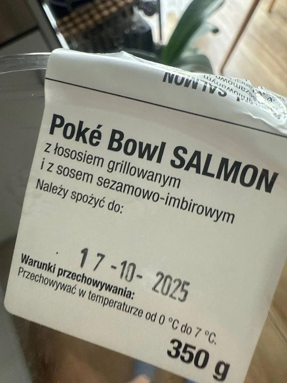 Zbliżenie na etykietę produktu spożywczego z nieczytelnym tekstem na opakowaniu Zbliżenie na etykietę produktu spożywczego z nieczytelnym tekstem na opakowaniu